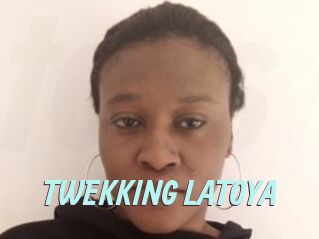 TWEKKING_LATOYA